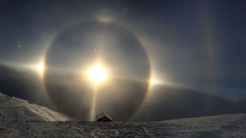 Halové jevy a kruhy kolem Slunce (obrázek)